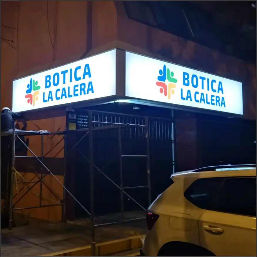 Caja luminosa publicitaria instalada en fachada de negocio en Lima