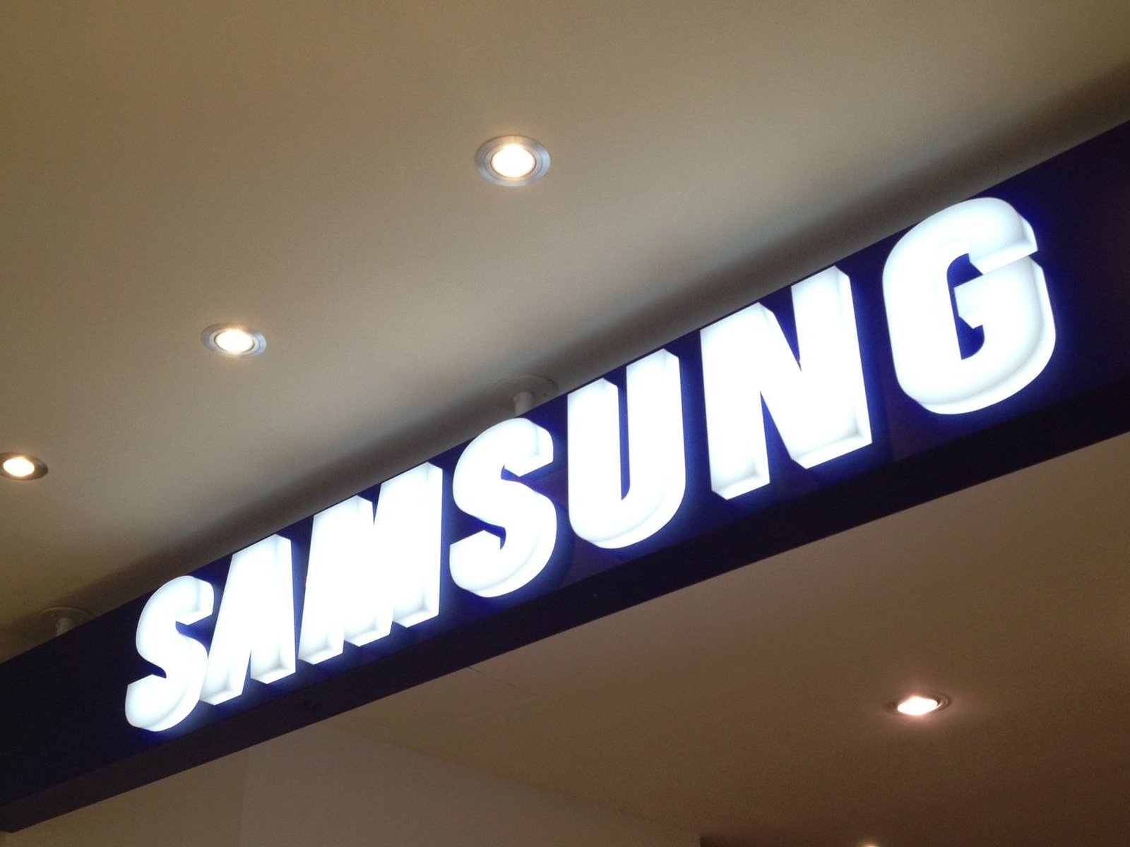 LETRAS LUMINOSAS ENCAJONADAS PARA CENTROS COMERCIALES